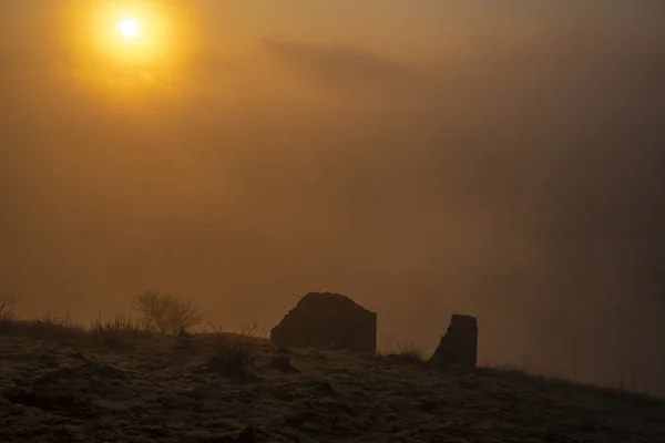 Hora do nascer do sol na colina de Radobyl sobre o vale do rio Labe e cidade de Litomerice — Fotografia de Stock