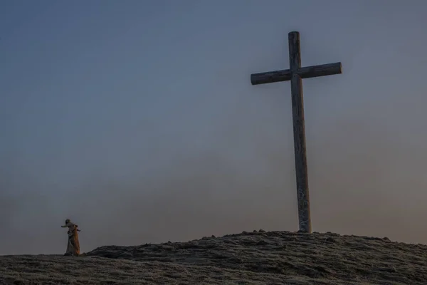 Sonnenaufgang auf dem Radolfzeller Hügel mit großem Kreuz und kleiner Statue am Wintermorgen — Stockfoto