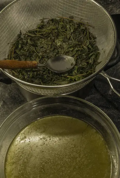 Yapraklı marihuana yağı ve yeşil tereyağı. — Stok fotoğraf