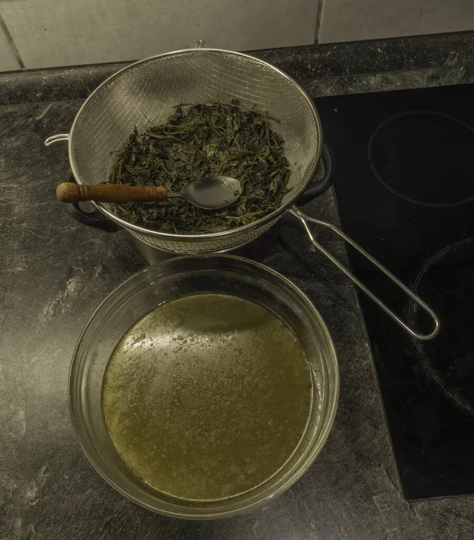 Yapraklı marihuana yağı ve yeşil tereyağı. — Stok fotoğraf