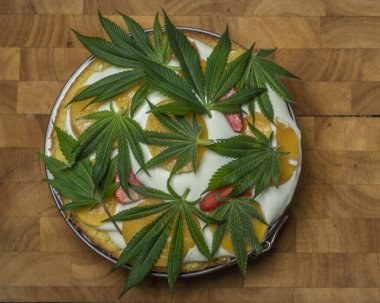 Ev yapımı marihuana yeşil meyveli kek, şeftalili ve taze çilekli.