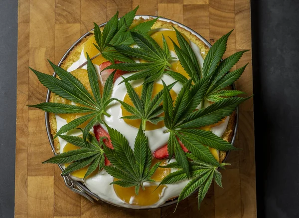 Zelfgemaakte marijuana groene fruitcake met perzik en verse aardbeien — Stockfoto