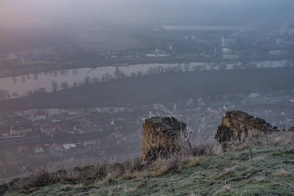 Hora do nascer do sol na colina de Radobyl sobre o vale do rio Labe e cidade de Litomerice — Fotografia de Stock