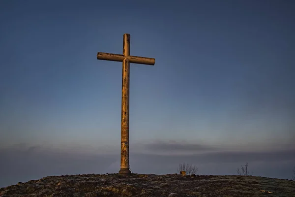 Großes Kruzifix auf dem Radobyl-Hügel über der Elbe in Nordböhmen im Wintermorgen — Stockfoto