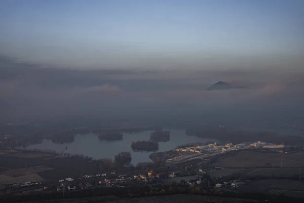 Hora Nascer Sol Colina Radobyl Sobre Vale Rio Labe Cidade — Fotografia de Stock