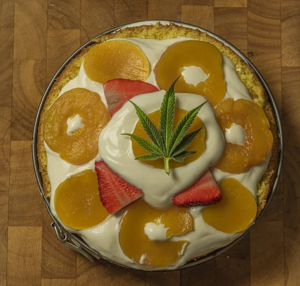 Zelfgemaakte Marijuana Groene Fruitcake Met Perziken Verse Aardbeien — Stockfoto