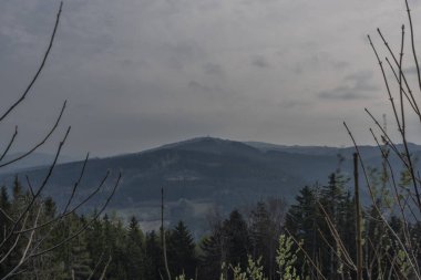 Moravya bölgesinde karanlık bulutlu bir sabahta Valasske Klobouky kasabası yakınlarındaki dağlara bakın.