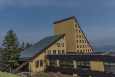 Karanlık bir bahar sabahı Valasske Klobouky kasabası yakınlarındaki büyük dağ oteli.