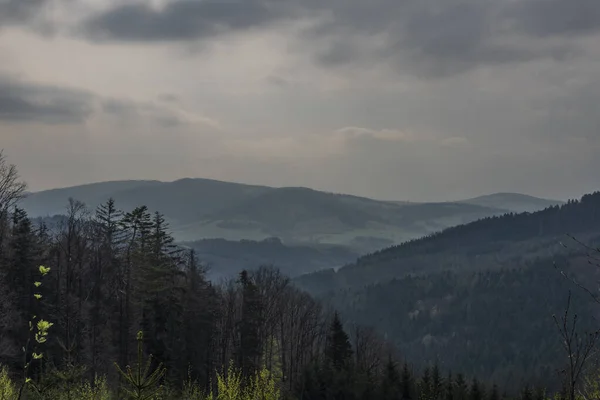 莫拉维亚地区乌云密布的瓦拉斯克克洛布基镇附近的山景 — 图库照片