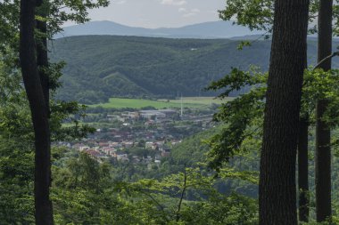 Sıcak yaz gününde Kysak İstasyonu yakınlarında dağları olan yeşil ormanlar.