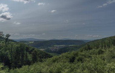 Sıcak yaz gününde Kysak İstasyonu yakınlarında dağları olan yeşil ormanlar.