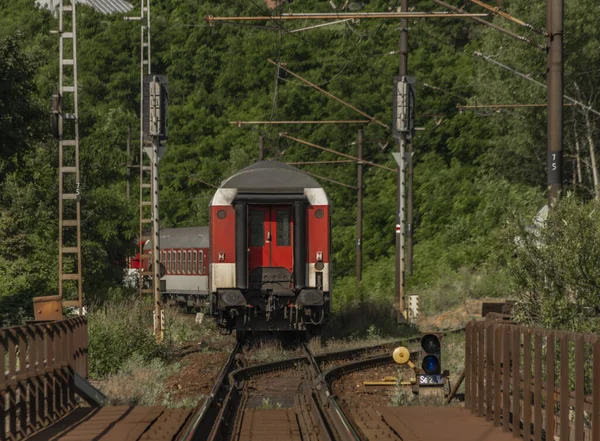 夏の暑い青空の朝にキサック駅近くの乗客ディーゼル赤い大きな列車 — ストック写真