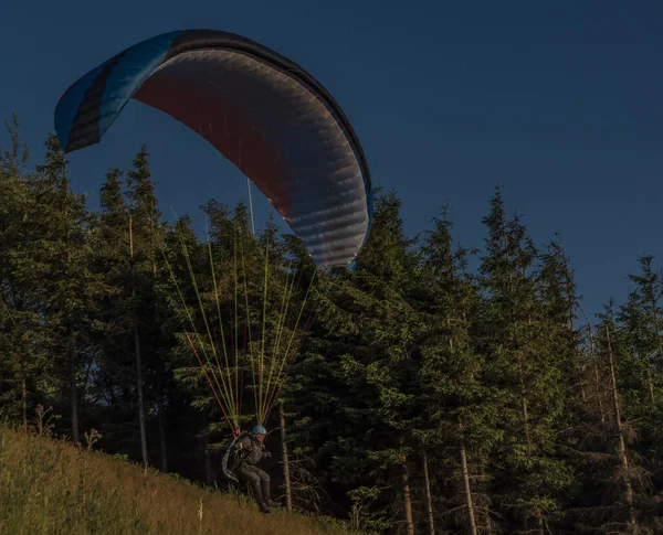 Paralotniarstwo Javorovy Wzgórza Nad Miastem Trinec Zachodem Słońca — Zdjęcie stockowe