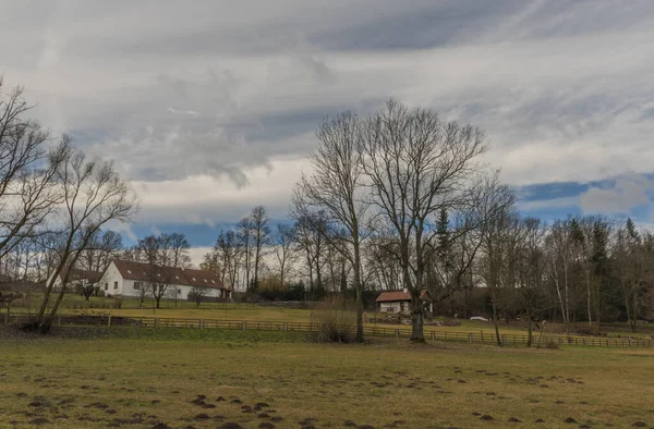 구름낀 보헤미아의 근처에 목초지와 — 스톡 사진