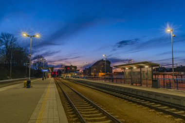 Trebic istasyonunda kışın güzel günbatımından sonra mavi gökyüzü