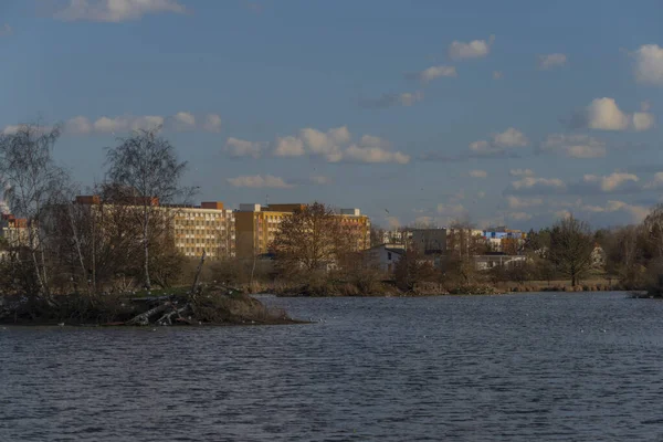 Étangs Vrbenske avec de l'eau bleue en hiver journée ensoleillée et bloc d'appartements — Photo