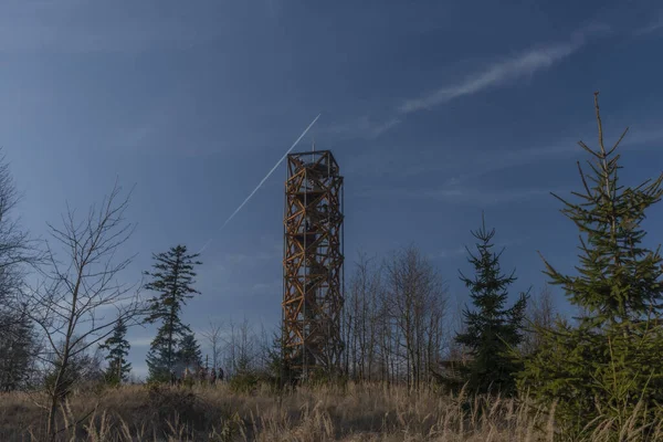 Pekelsky Hill Mit Aussichtsturm Und Fliegendem Flugzeug Und Blauem Himmel — Stockfoto