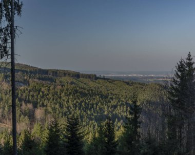 Baharın güneşli akşamında Zlata Koruna köyü yakınlarındaki Granatnik gözlem kulesinden görüntü