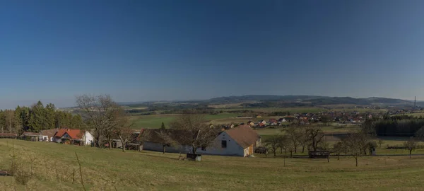 Krajina Obce Zlatá Koruna Zelenými Loukami Jaře Slunečný Den — Stock fotografie