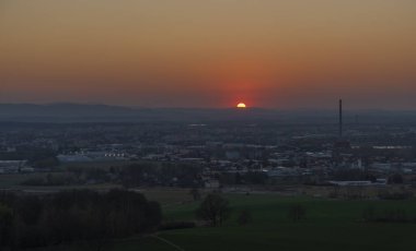 Yılın ilkbaharında Ceske Budejovice şehrinin yakınlarında gün batımında kızıl güneş