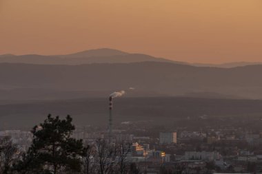 Yılın ilkbaharında Ceske Budejovice şehrinin yakınlarında gün batımında kızıl güneş