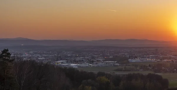 Czerwone Słońce Zachodzie Słońca Pobliżu Miasta Ceske Budejovice Wiosną Część — Zdjęcie stockowe