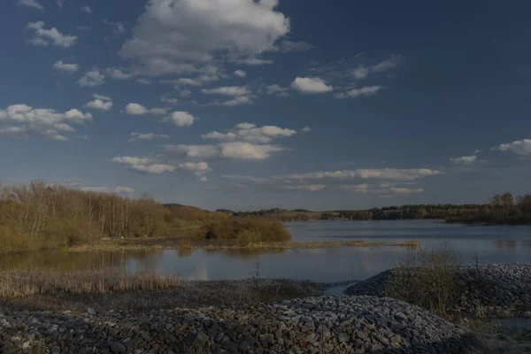 Konec přehrady Lipno se suchou trávou v suchém jarním slunném dni — Stock fotografie