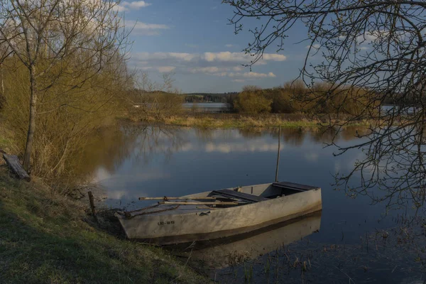 Vége Lipno gát száraz fű száraz tavaszi napsütéses napon halászhajóval — Stock Fotó