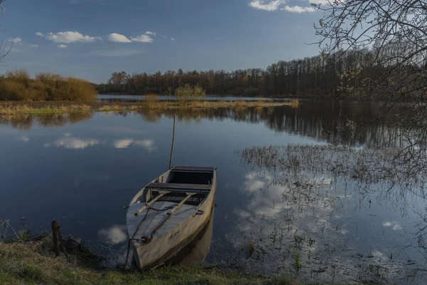 Vége Lipno gát száraz fű száraz tavaszi napsütéses napon halászhajóval — Stock Fotó