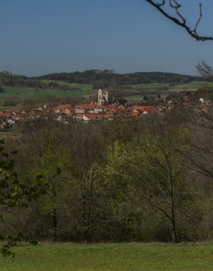 Baharda eski evlerin üzerinde kırmızı çatıları olan Bavorov kasabası güneşli, güneşli bir gün.