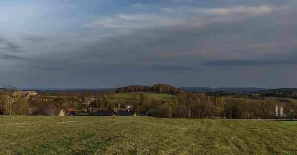 Roprachtice Dorf Frühling Abend Der Nähe Sonnenuntergang Mit Grünen Wiesen — Stockfoto