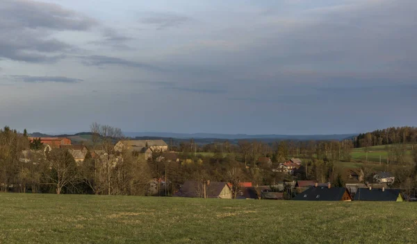 Wieś Roprachtice Wiosną Wieczorem Pobliżu Zachodu Słońca Zielonymi Łąkami Pastwiskami — Zdjęcie stockowe