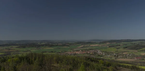 Uitzicht vanaf de Svobodna heuvel in het voorjaar met velden en weiden — Stockfoto
