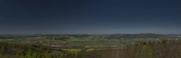 Vista dalla collina Svobodna nella giornata primaverile con campi e prati — Foto Stock