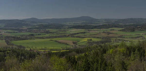 Blick vom Hügel Svobodna im Frühling mit Feldern und Wiesen — Stockfoto