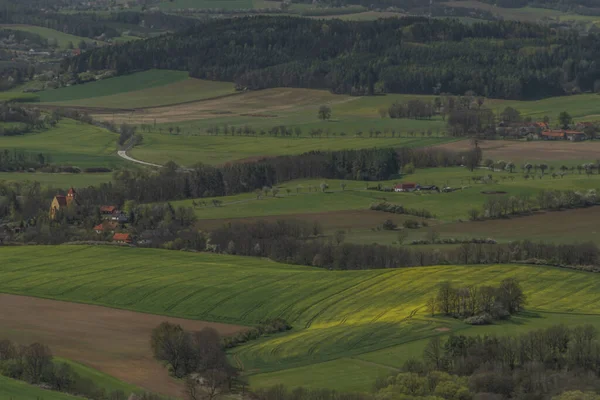 畑や牧草地と春の日のSvobodna丘からの眺め — ストック写真
