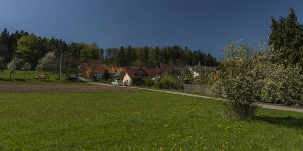 Vila de Vodnanske Svobodne Hory no dia de cor de primavera — Fotografia de Stock