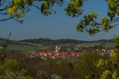 Baharda güneşli bir günde eski evlerde kırmızı çatıları olan Bavorov kasabası.