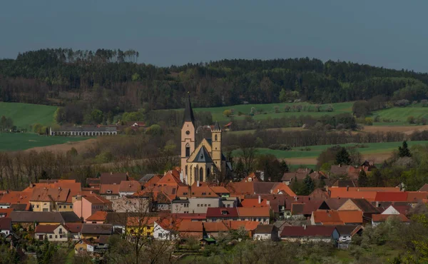 Bavorovské město s červenými střechami na starých domech na jaře svěží slunečný den — Stock fotografie