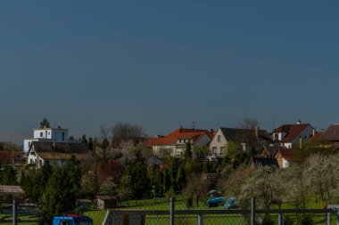 Güney Bohemya 'nın Bahar Ormanı' ndaki Bavorov kasabasındaki evler