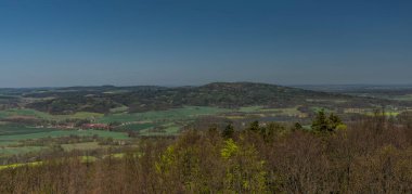 Bahar günü Svobodna tepesinden tarlalar, çayırlar ve çayırlar görünüyor.