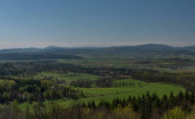 Bahar günü Svobodna tepesinden tarlalar, çayırlar ve çayırlar görünüyor.