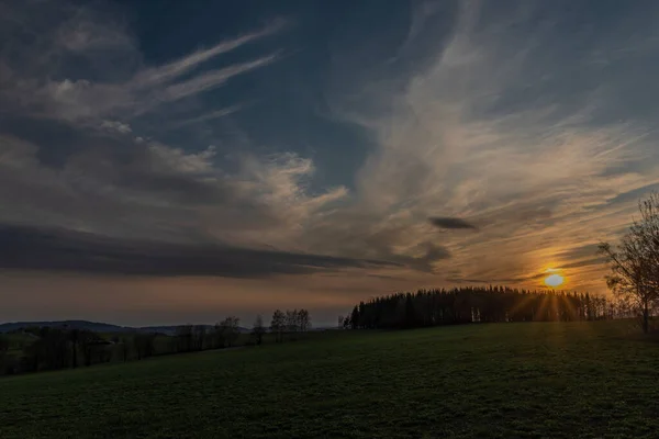 Pôr Sol Laranja Perto Aldeia Roprachtice Com Prados Verdes Céu — Fotografia de Stock