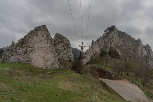 Ruínas Castelo Vrsatec Primavera Dia Nublado Escuro Oeste Eslováquia — Fotografia de Stock