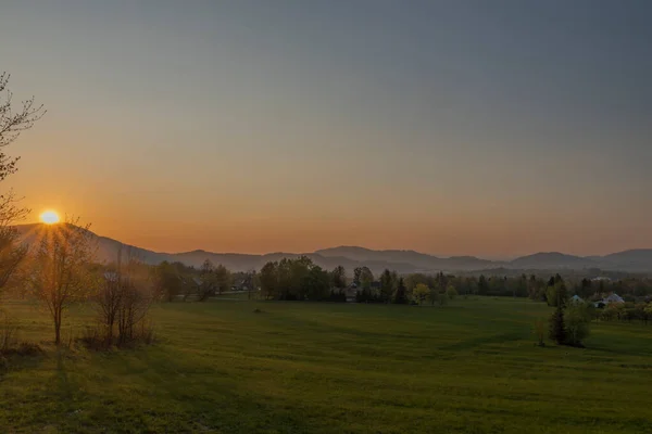 Cor Por Sol Com Prados Frescos Buidlings Velhos Perto Vila — Fotografia de Stock