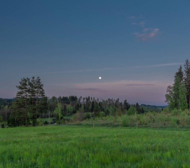 Valasska Polanka köyü yakınlarındaki ay ve çayır ile güneş doğmadan önce