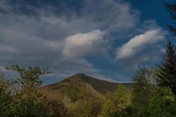 Λόφοι Πάνω Από Trojanovice Χωριό Την Άνοιξη Ηλιόλουστη Βραδιά Χρώμα — Φωτογραφία Αρχείου