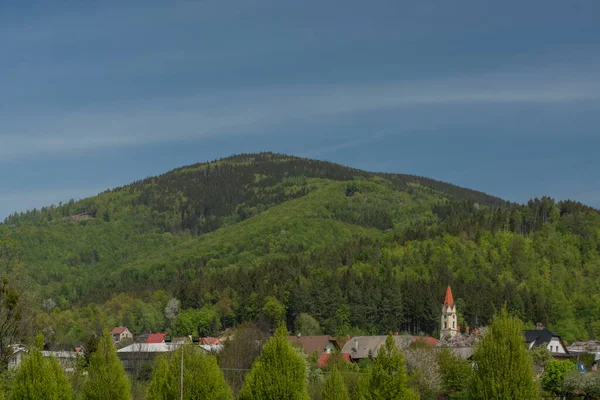 Dolni Becva Paese Primavera Colore Fresco Giornata Verde Con Chiesa — Foto Stock