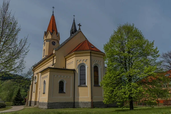 Helgonkyrkan Antonin Paduansky Dolni Becva Byn Vår Färg Fräsch Dag — Stockfoto