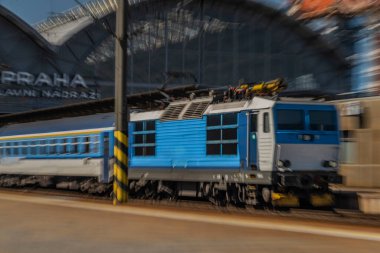 Prag istasyonunda mavi elektrikli hızlı tren ilkbaharda güneşli mavi gökyüzü gününde